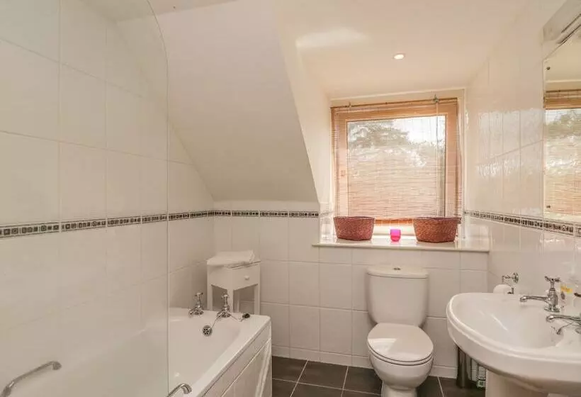 10 Monarch Country Apartments