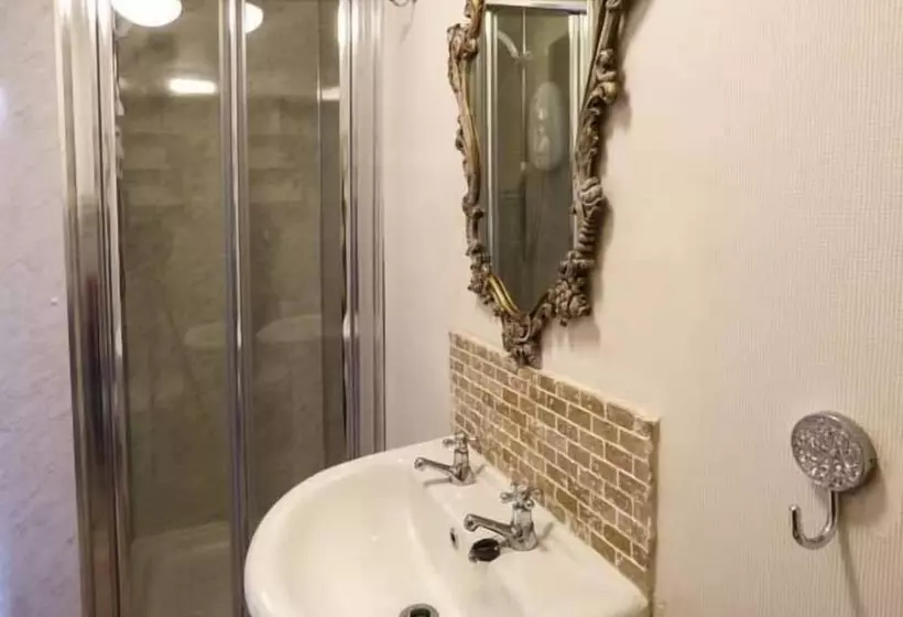 3 Queen Marys Buildings