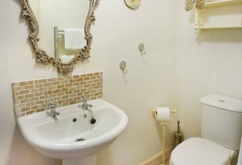 3 Queen Marys Buildings