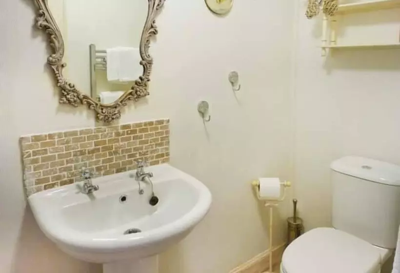 3 Queen Marys Buildings