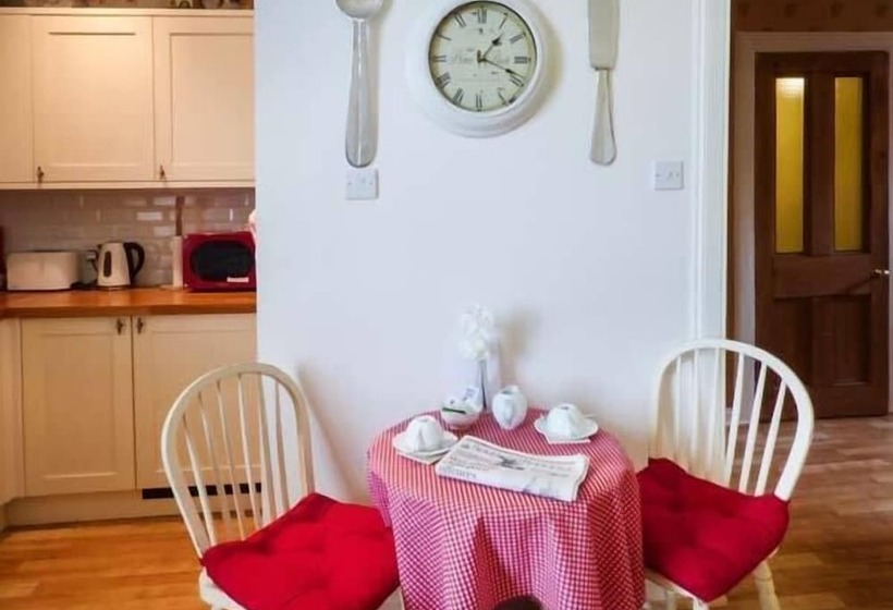 3 Queen Marys Buildings