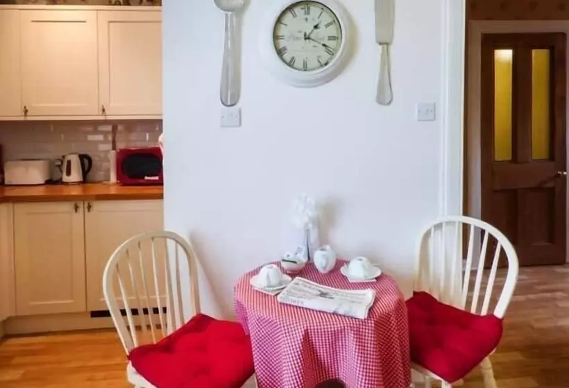 3 Queen Marys Buildings