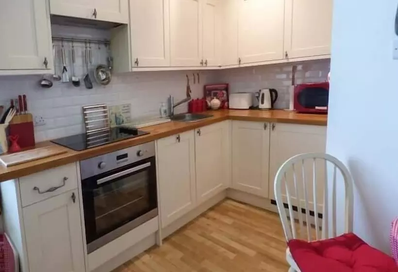 3 Queen Marys Buildings