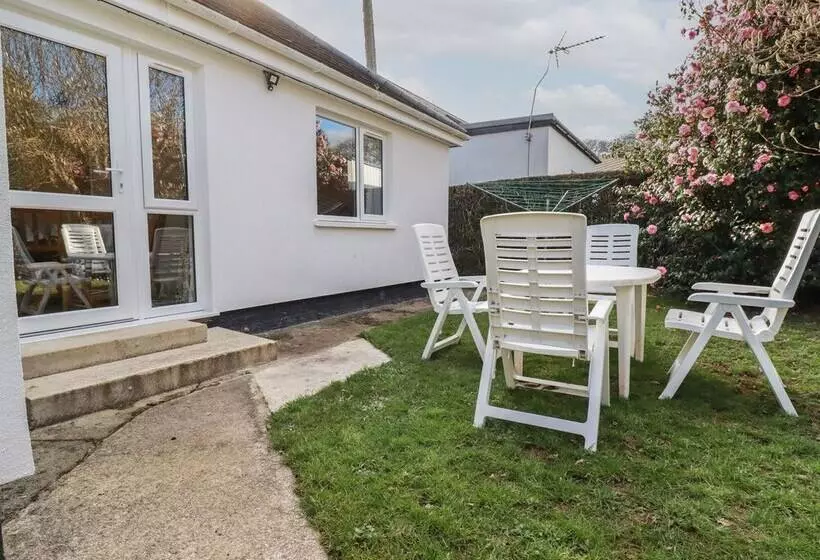 5 Carlyon Road
