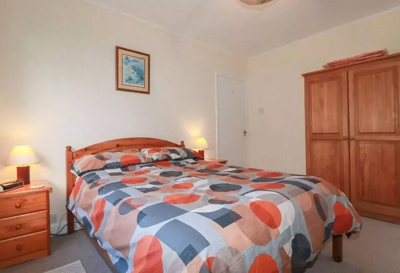 5 Carlyon Road
