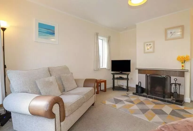5 Carlyon Road