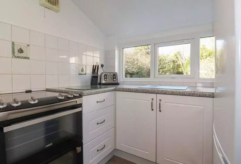 5 Carlyon Road