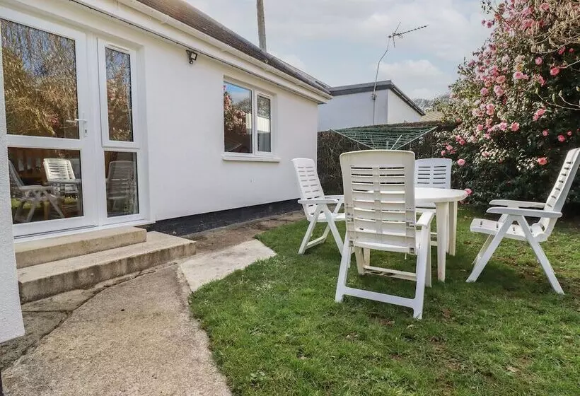 5 Carlyon Road