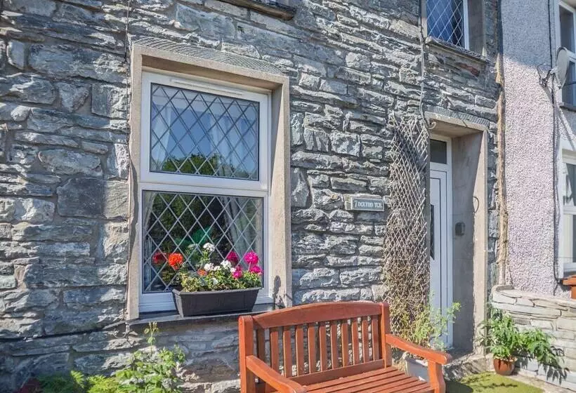 7 Dolydd Terrace