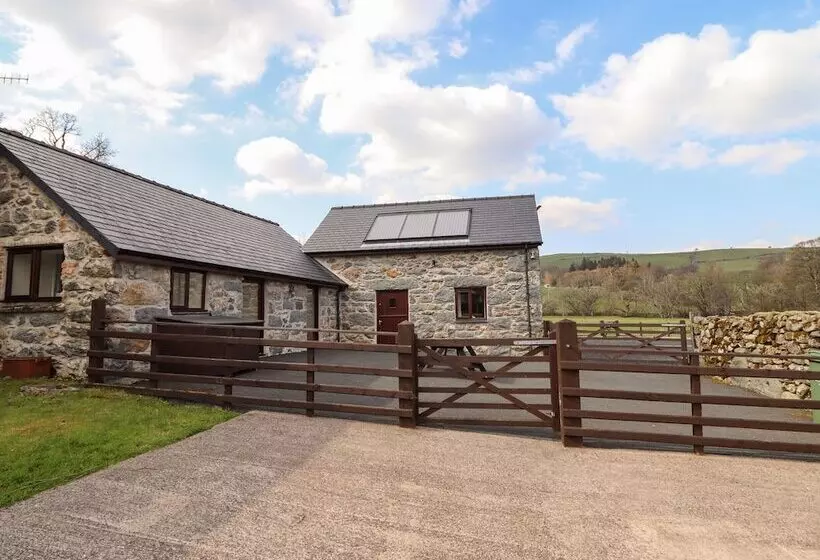 Beudy Bach Barn