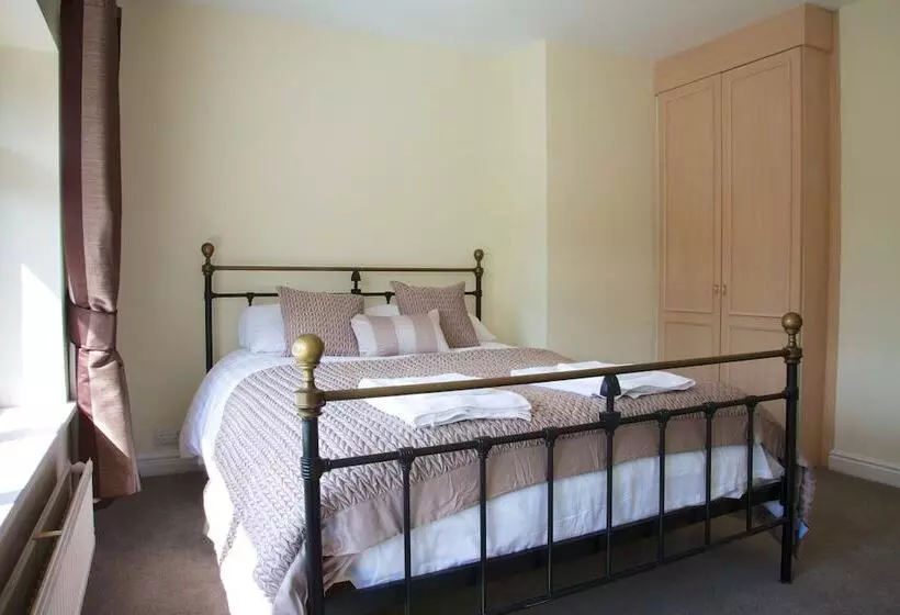 مسافرخانه The George Carvery &