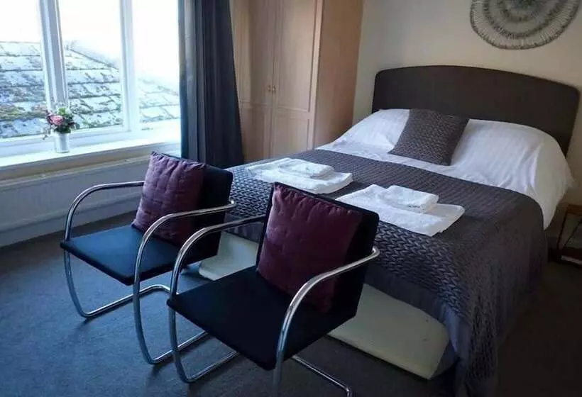 مسافرخانه The George Carvery &