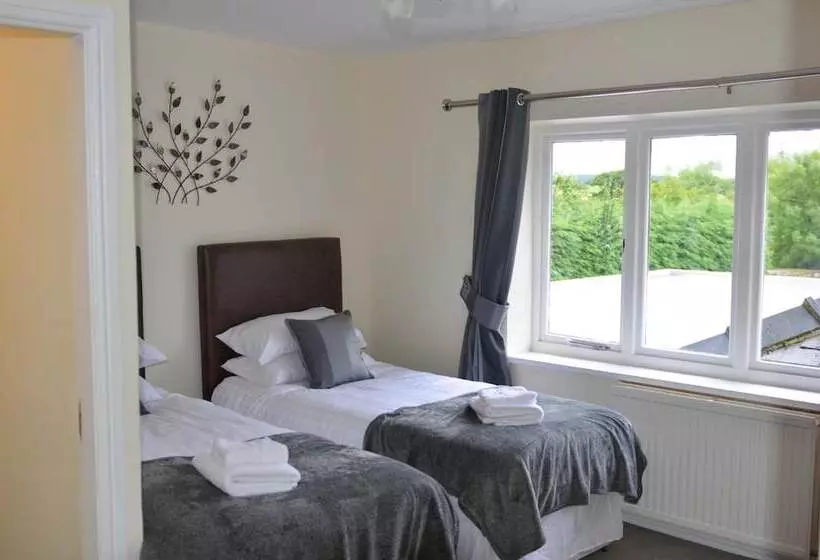 مسافرخانه The George Carvery &