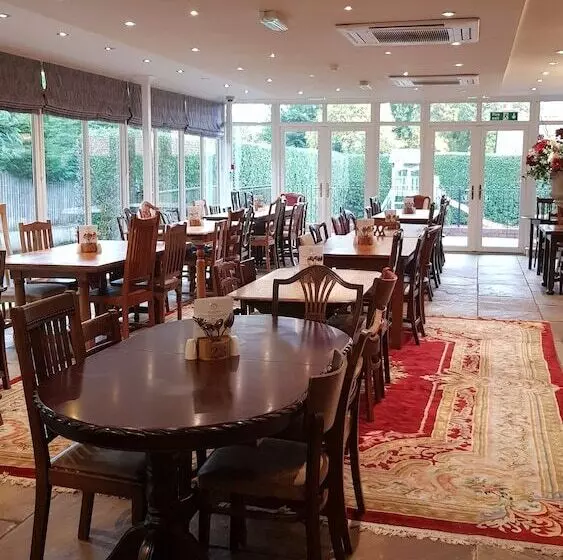 مسافرخانه The George Carvery &