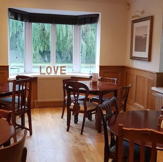 فندق فئة نجمة واحدة The George Carvery &