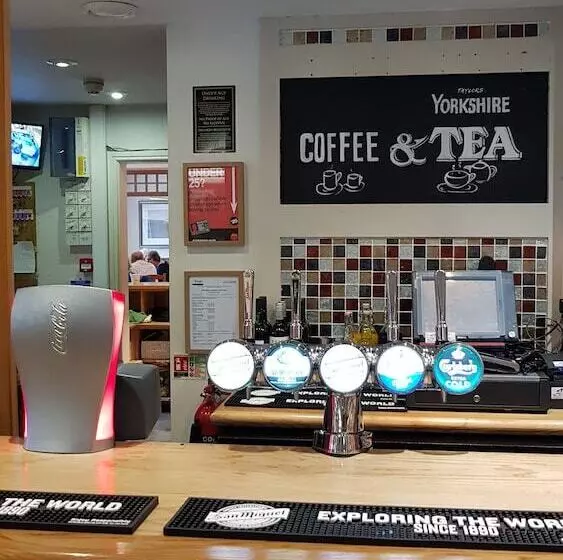 مسافرخانه The George Carvery &