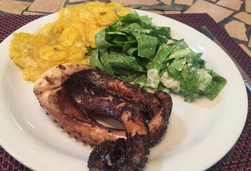 هتل Coconut Grove Lodge