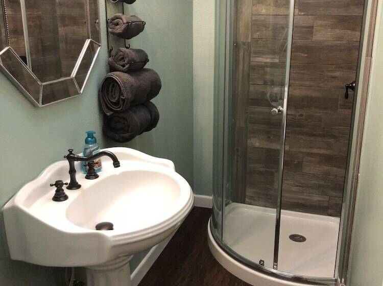 בית מלון כפרי Tale Chasers Outdoor Guides