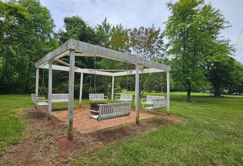 تختخواب و صبحانه Winridge Manor