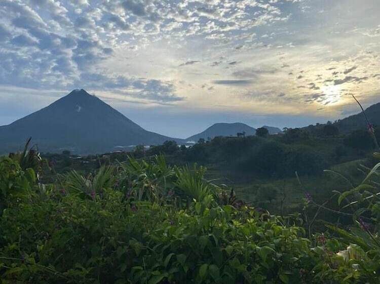 مسافرخانه Essence Arenal Spa & Yoga