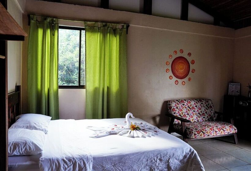 مسافرخانه Essence Arenal Spa & Yoga