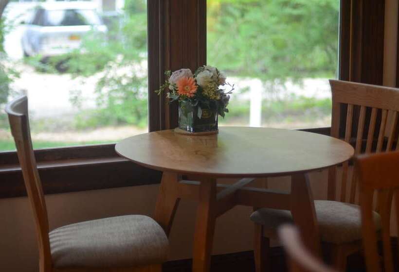 تختخواب و صبحانه 434 On Main