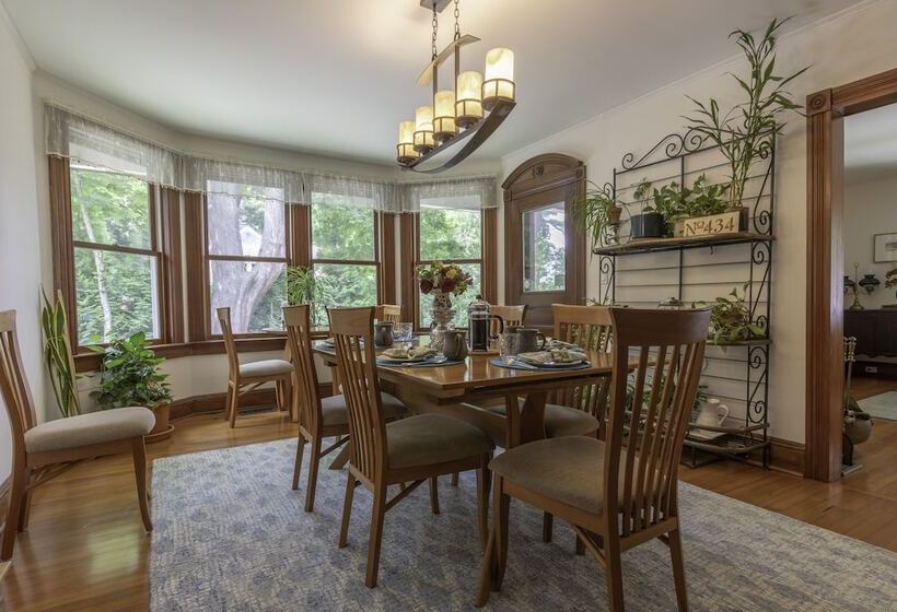 تختخواب و صبحانه 434 On Main