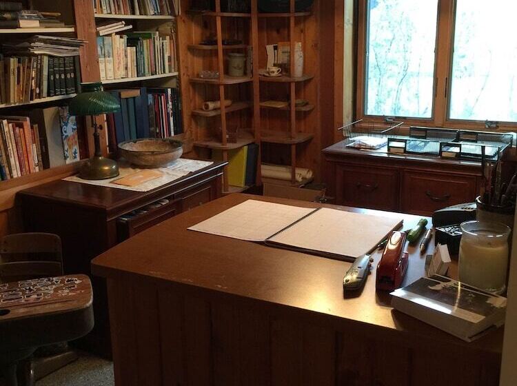 Whistling Swan Motel