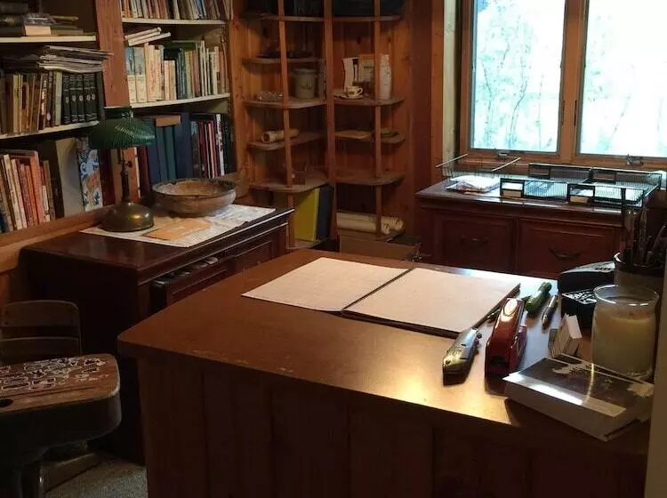 Whistling Swan Motel