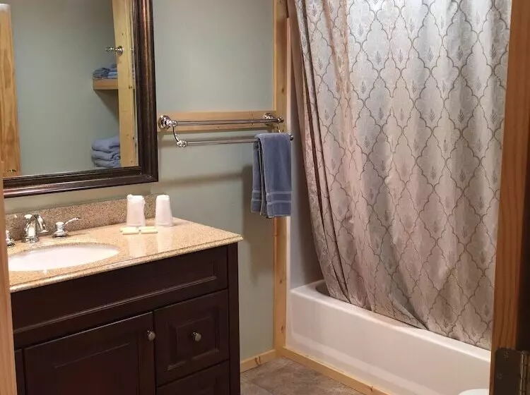 Whistling Swan Motel