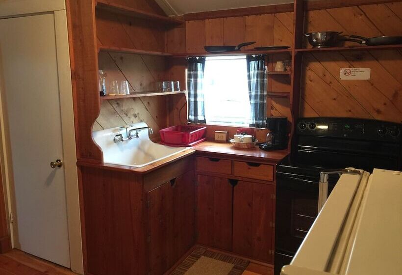 Whistling Swan Motel