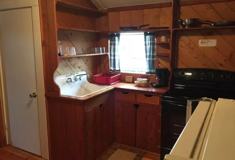 Whistling Swan Motel