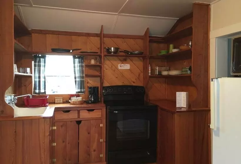 Whistling Swan Motel