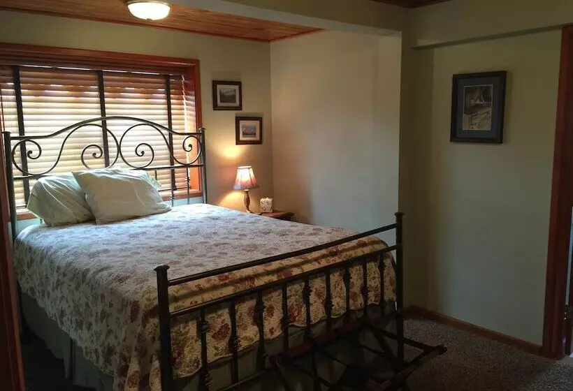 Whistling Swan Motel