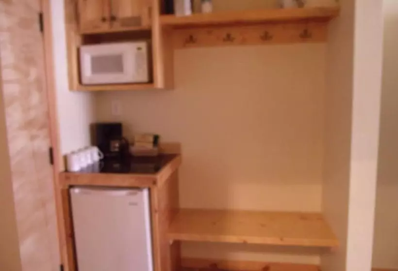 Hostelli Wagon Wheel Restaurant Bar And Motel