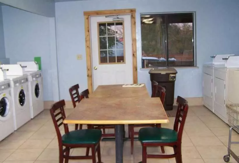 Hostelli Wagon Wheel Restaurant Bar And Motel