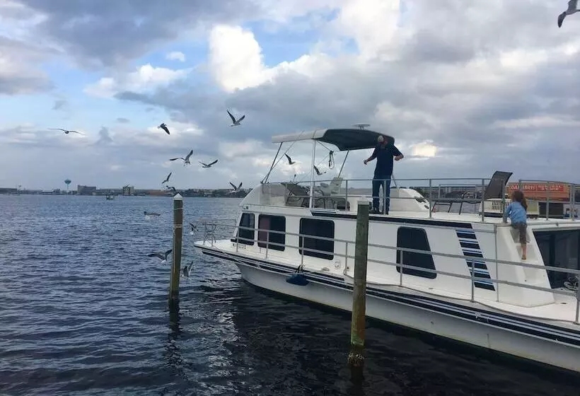 Hotelli Harbor Houseboat