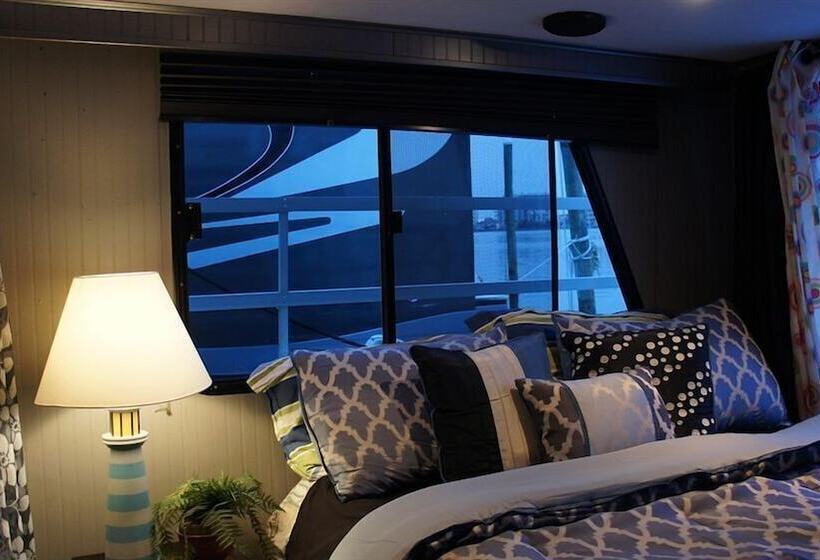 호텔 Harbor Houseboat