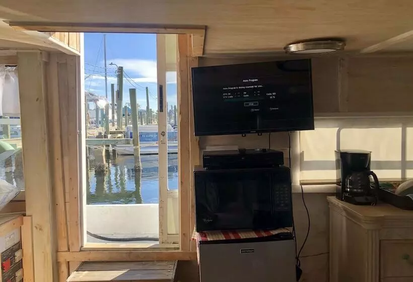 Hotelli Harbor Houseboat