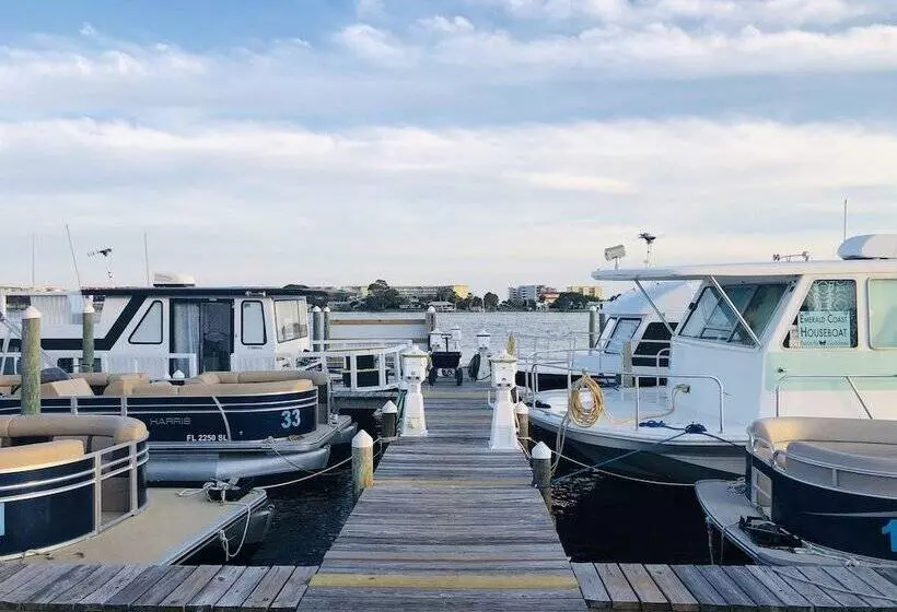 Hotelli Harbor Houseboat