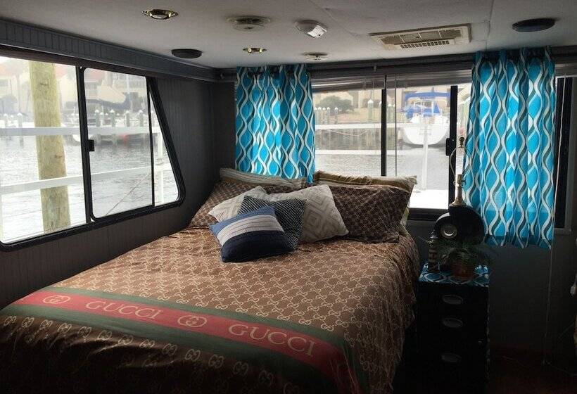 호텔 Harbor Houseboat