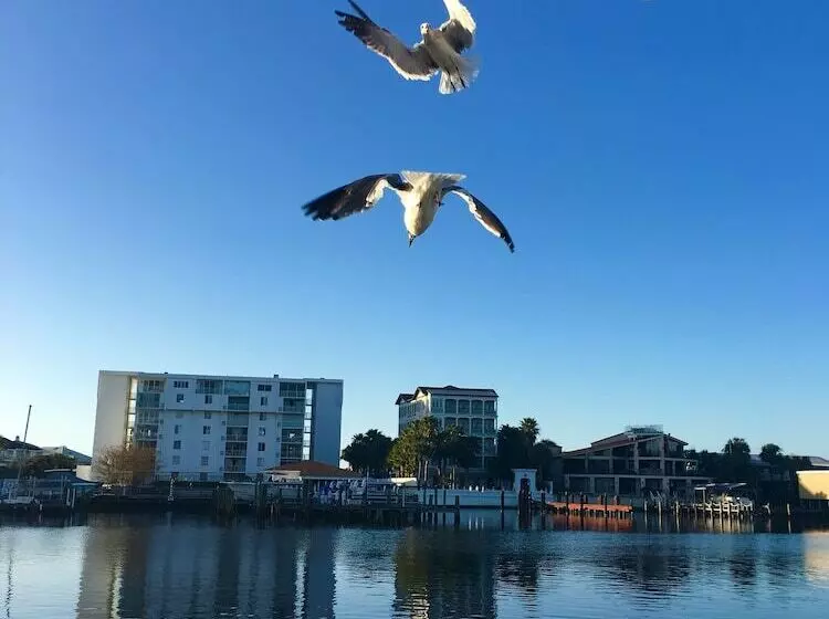 Hotelli Harbor Houseboat