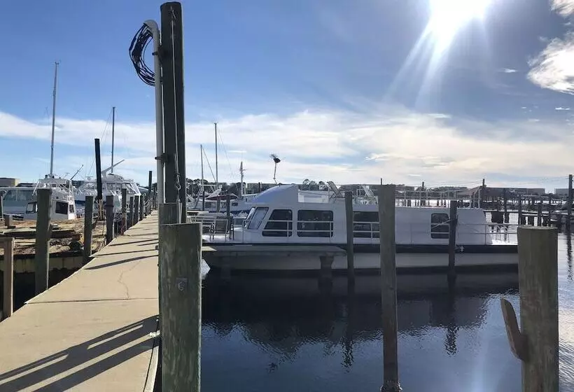 Hotelli Harbor Houseboat