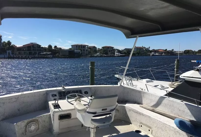 Hotelli Harbor Houseboat