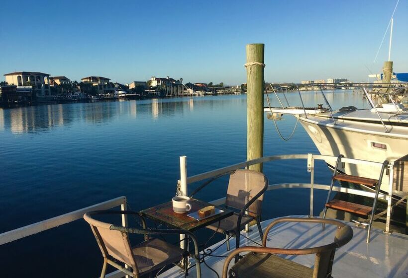 호텔 Harbor Houseboat