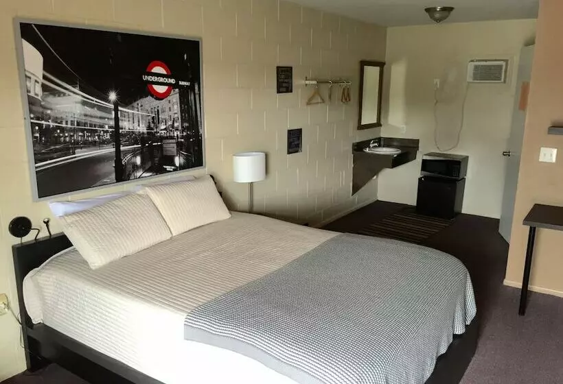 Three Rivers Motel