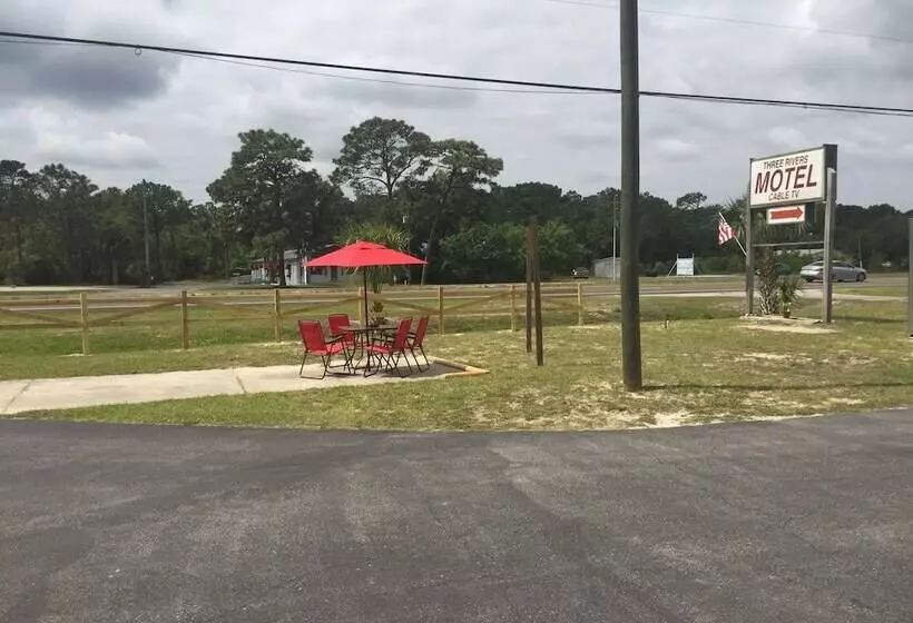Three Rivers Motel