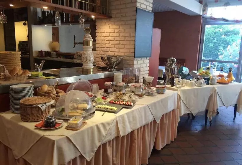 Отель Auracher Hof