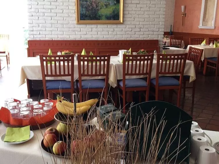 Отель Auracher Hof