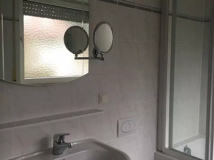 Отель Auracher Hof